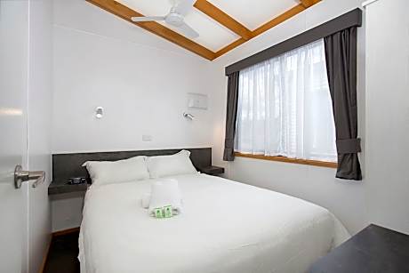 Deluxe 2 Bedroom Cabin Queen and Bunks