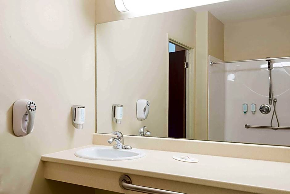 Super 8 by Wyndham Windsor NS