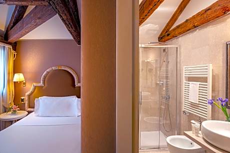 Superior Single Room with French Bed