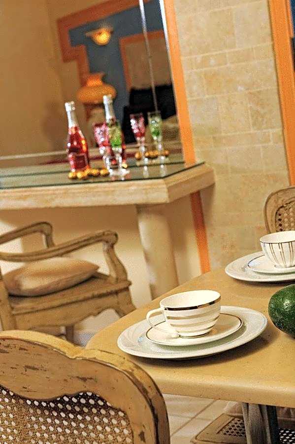 Parthenis Hotel & Suites