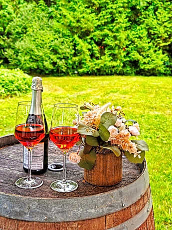 Walk to Lake - Old Town Retreat