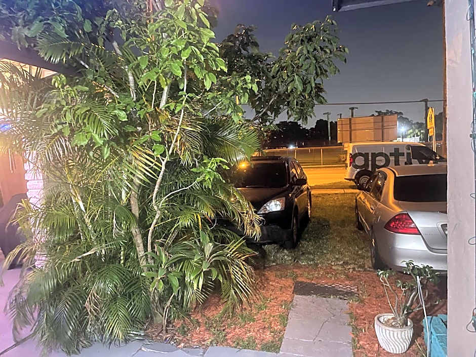 Miami Vibes "Hostel-Like" Shared Room