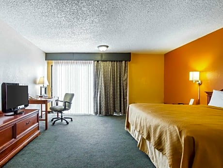 1 King Bed, Nonsmoking