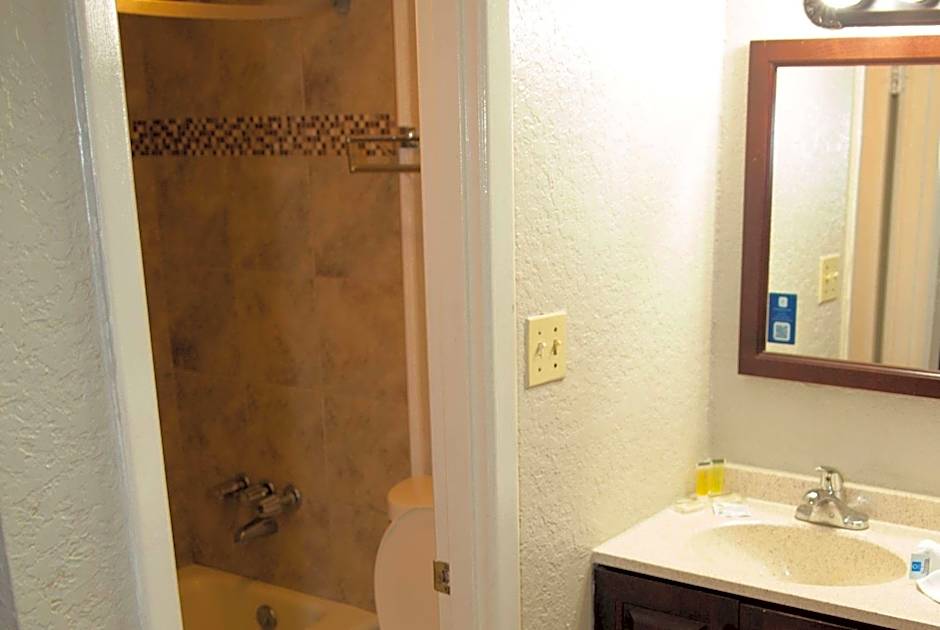 Days Inn by Wyndham Cocoa Cruiseport West At I-95/524