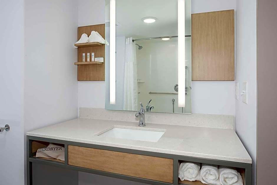 Hilton Garden Inn Omaha Aksarben Village