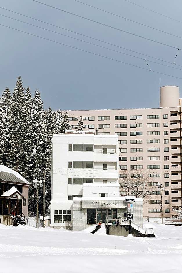 Hotel Justice - Ski IN Ski OUT - Private bathroom, next to the ski lift station