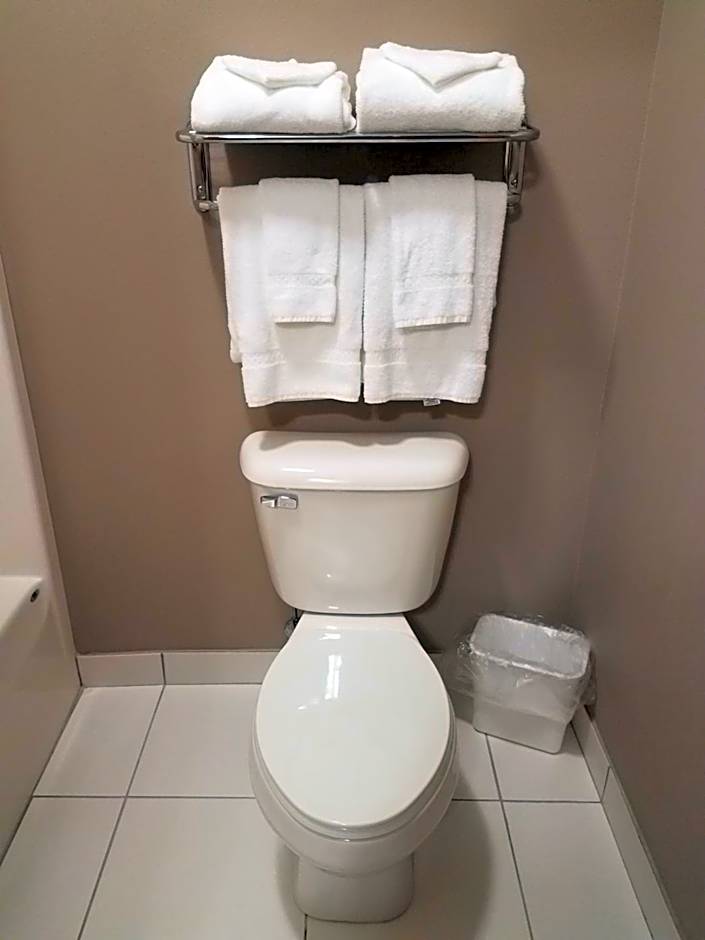 Okoboji Inn & Suites