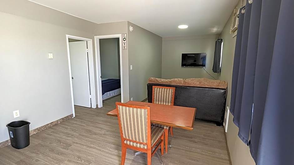 Riverside Motel & Suites