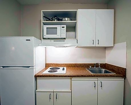 Efficiency Queen Room with Bathtub - Mobility Accessible/Non-Smoking
