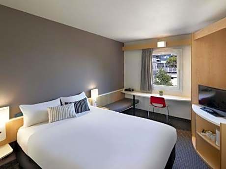 Standard Room 1 King Bed
