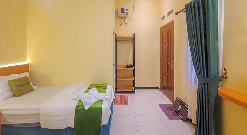 Urbanview Hotel Sakura Kampung Inggris Pare by RedDoorz