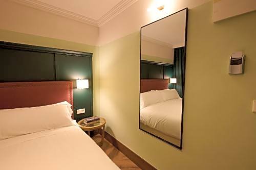 Honest Granada Hotel