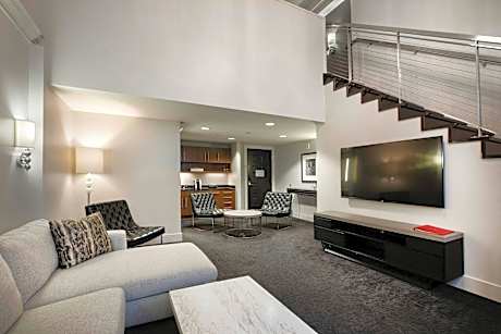 Suite, Bi-level Loft, In Loft: 1 King