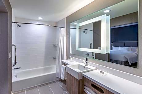 Queen Suite with Two Queen Beds, Landscape View, Bathtub and Trundle Sofa - Mobility Access/Hearing Accessible
