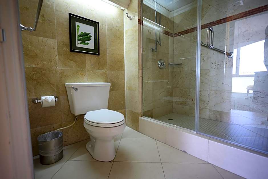 Courtleigh Hotel & Suites