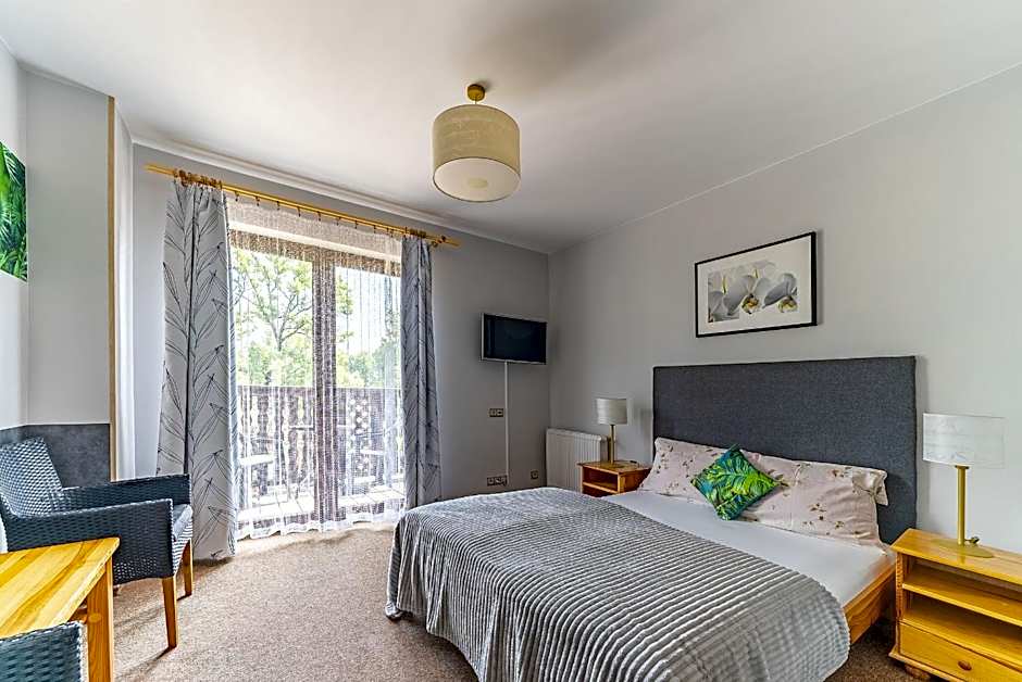 Nefryt - lodówka i czajnik w pokoju, dwa aneksy kuchenne ogólnodostępne, duży parking