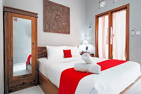 RedDoorz near Mertasari Beach 2