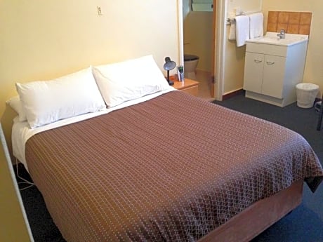 Double Room with Private Bathroom (2 star)