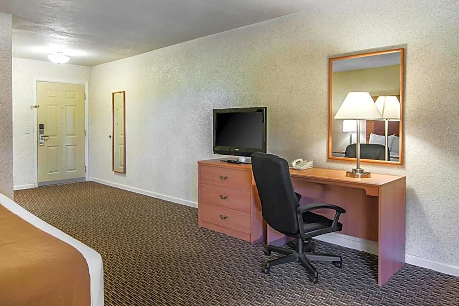 Quality Inn & Suites At Coos Bay