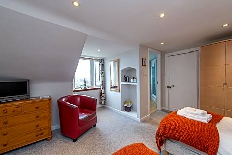 Room 5 - Twin room with Ensuite - Room Only