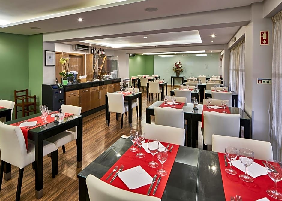 Parque Mourabel, Oasis Village & Pe do Lago