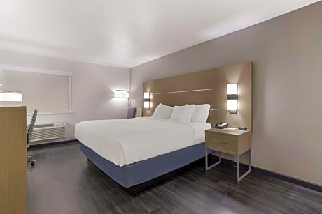 King Room with Roll-In Shower - Mobility Access
