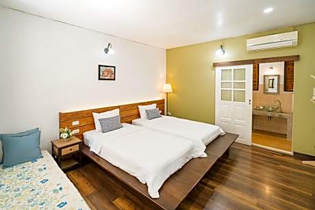 Standard Twin Beds Room