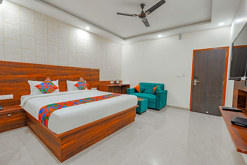 FabExpress Royal Inn – Bangalore, MN