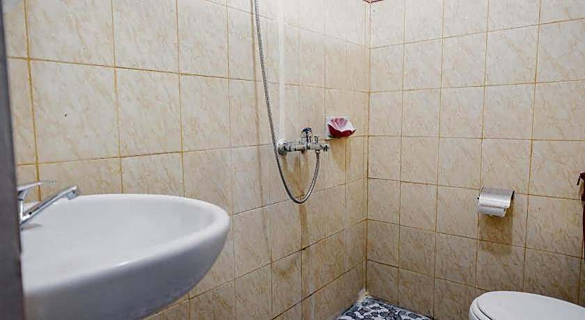 RedDoorz Syariah near Kebun Raya Liwa