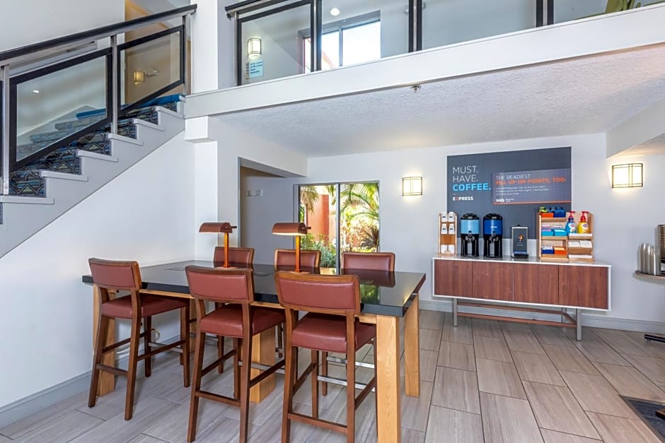 Holiday Inn Express Hotel & Suites Bradenton West By IHG