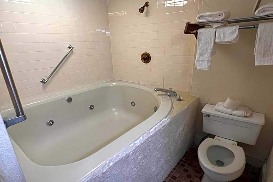 Super Inn & Suites by OYO Milledgeville