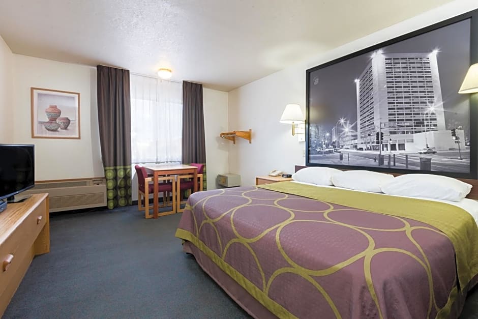 Super 8 by Wyndham Bernalillo