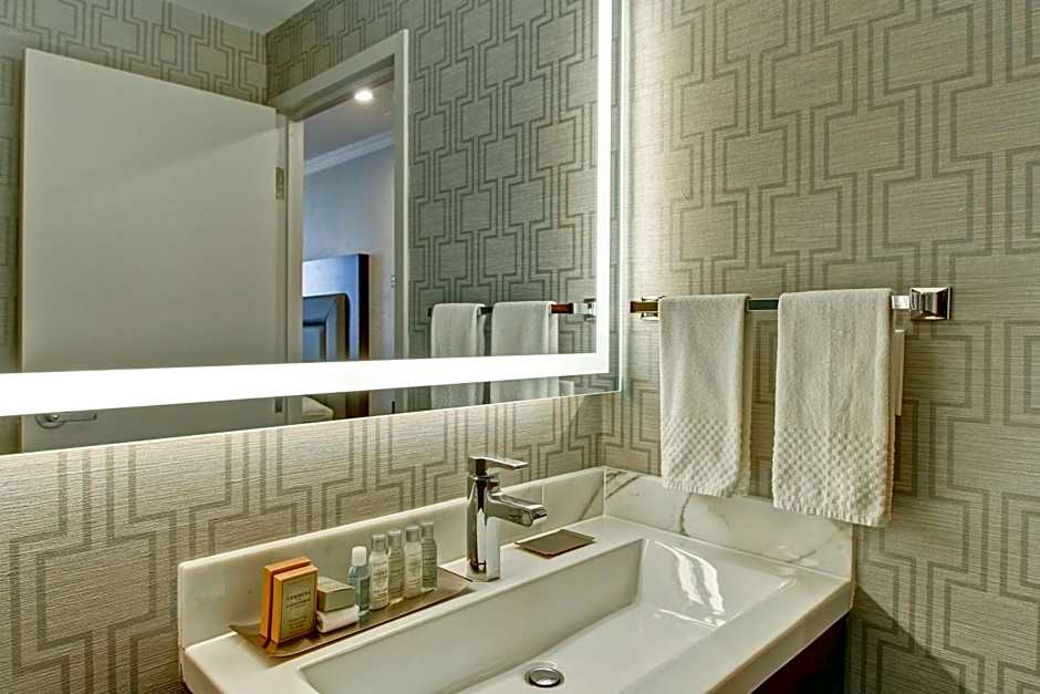 DoubleTree by Hilton Toronto Downtown