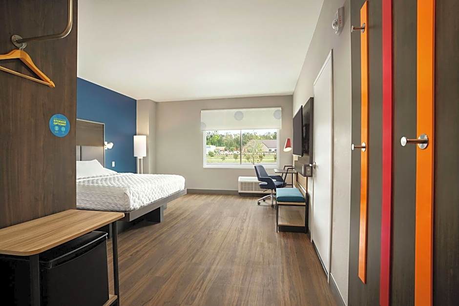 Photo 1 of 3 of 1 King Bed, Hearing Accessible