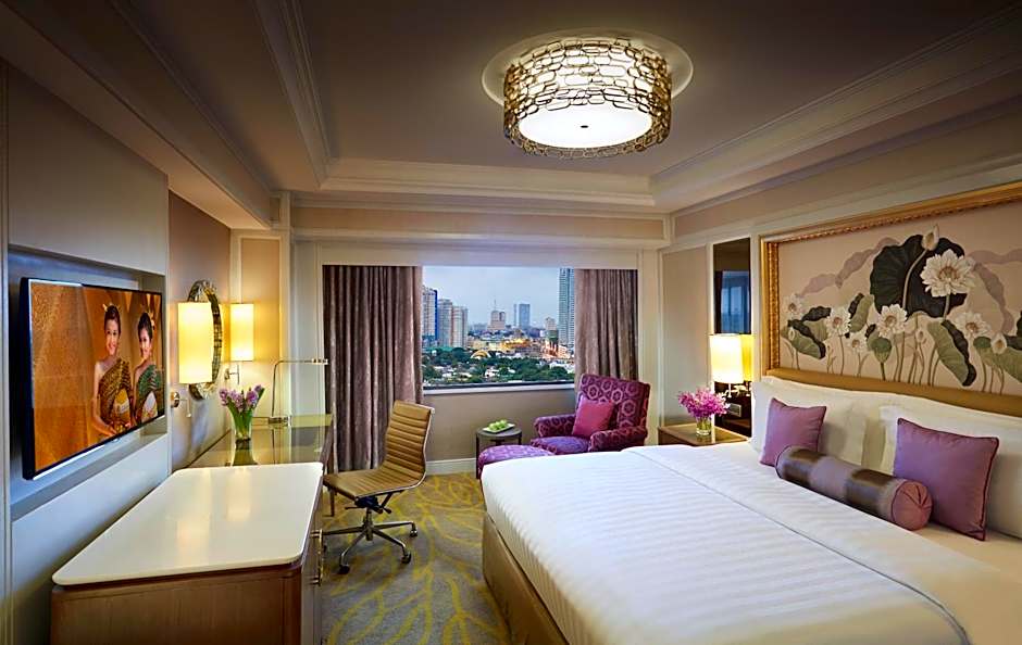 Photo 1 of 5 of Club Premier 1 King Bed