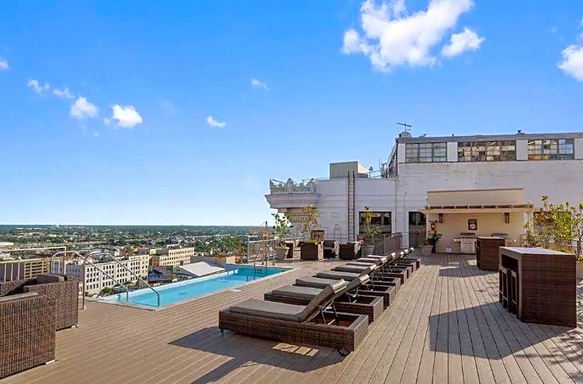 Amazing Condos Beautiful View 2 Blocks To French Quarter, Small Rooftop Pool, Gym, Seanger Theater, Super Dome, And Bourbon St