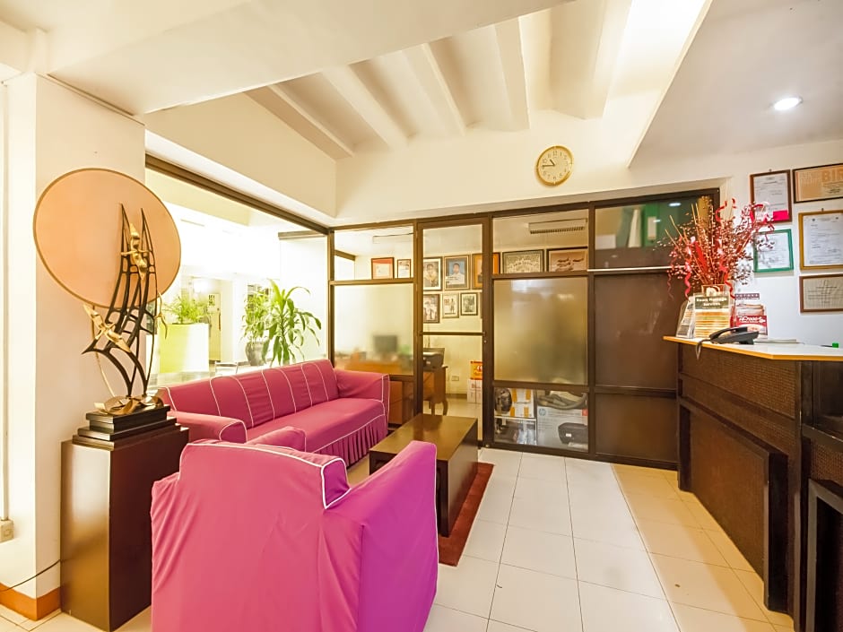 Vaccinated Staff - Capital O 465 Ford's Inn