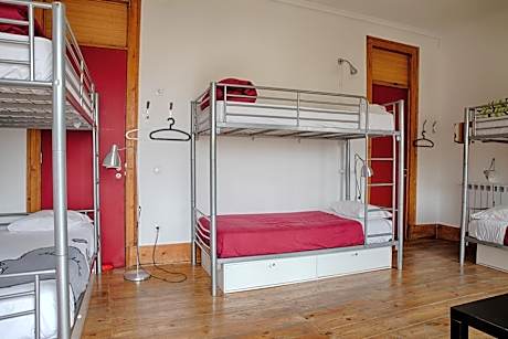 Single Bed in Mixed Dormitory Room (6 Beds)