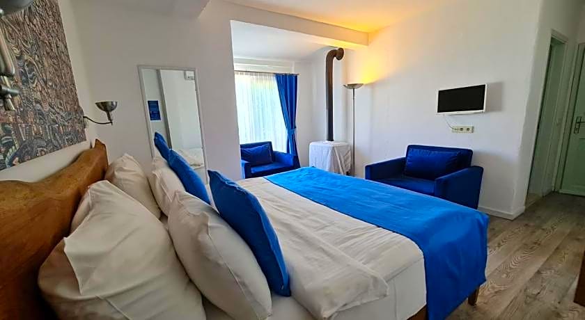 Rebetiko Hotel                                                             