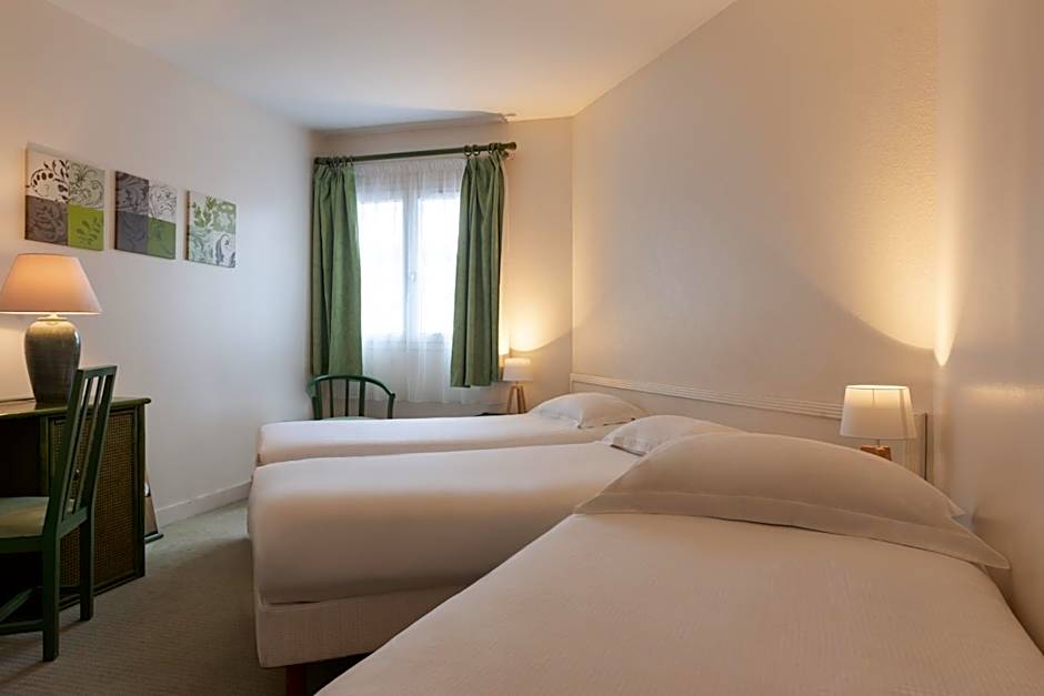 Hotel de l'Orme, Akena