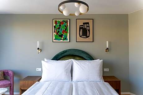 Large 1 Bedroom Apartment with Terrace and Sofa Bed