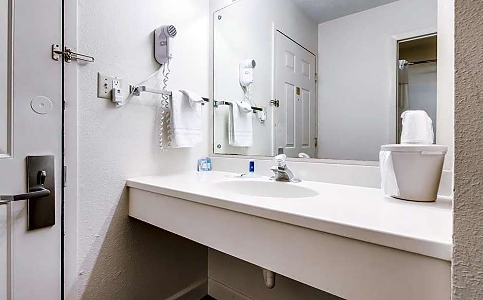 Sky Palace Inn & Suites McCook – McCook, NE