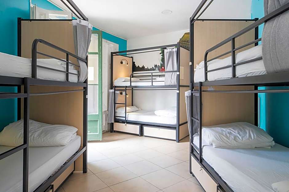 No Limit Hostel Graffiti