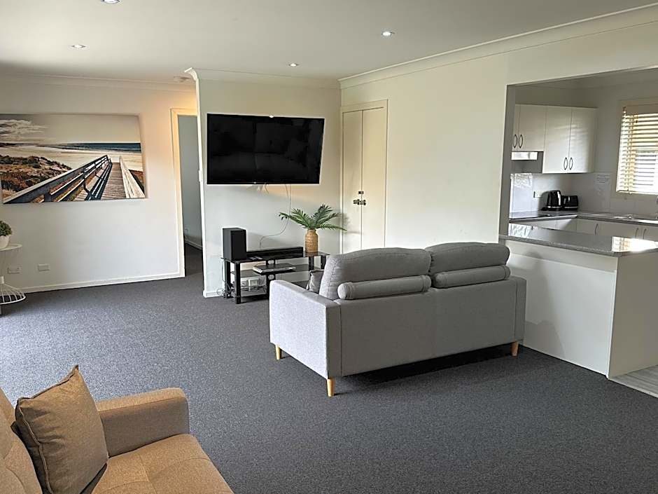 The Oaks Hotel Motel