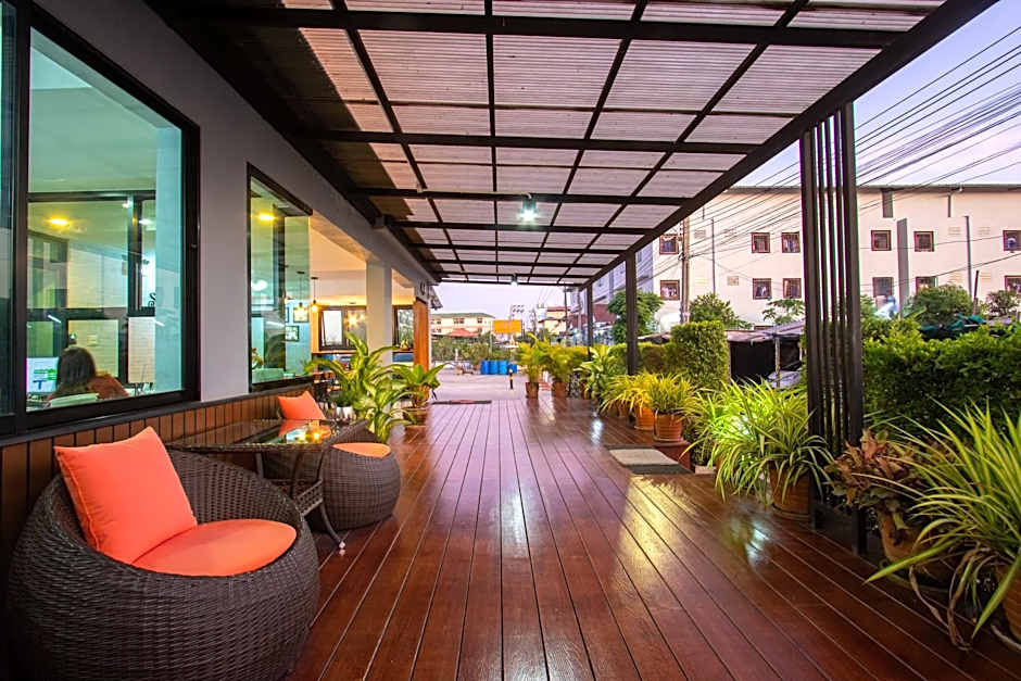 Salinsiri at ladkrabang