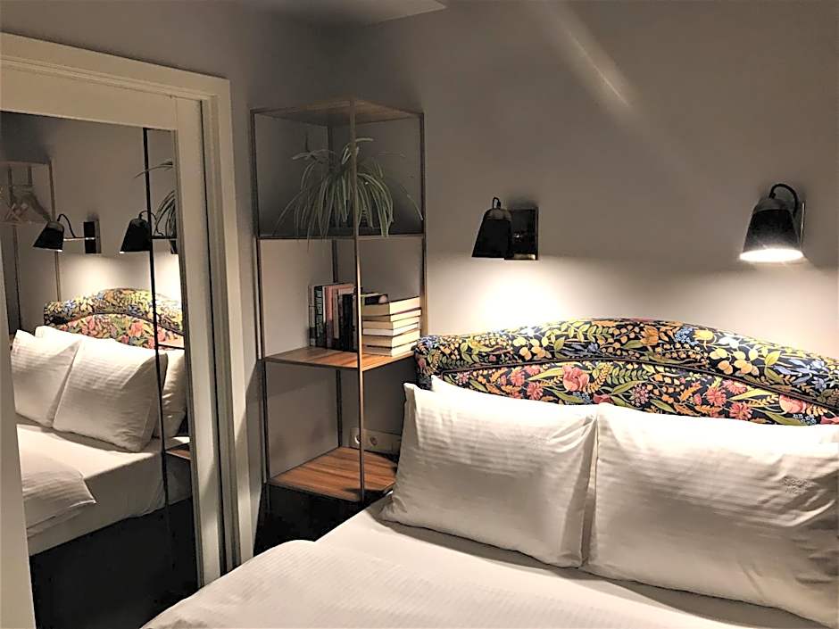 SLEEPWELL NOWY ŚWIAT - entrance from Ordynacka 14St, through the courtyard