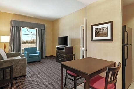 One-Bedroom King Suite - Non-Smoking