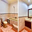 Super OYO Townhouse Oak Maxi Hotel Legian