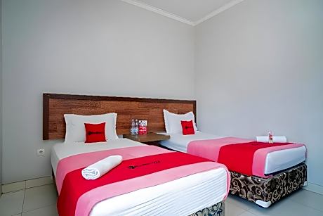 RedDoorz Deluxe Twin Room