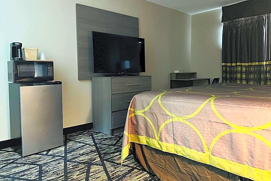 Super 8 by Wyndham Pratt